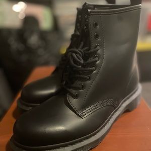 DR MARTENS BLACK SMOOTH LEATHER